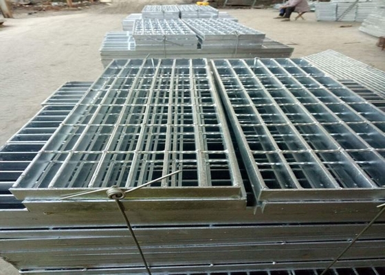 چین ASTM Q235 SS304 تیرهای فلزی پله، 25 x 3 تیر استیل ضدزنگ تامین کننده