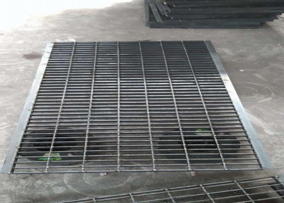 چین SGS Metal Grates For Driveways / Gutter مستطیل 50 / 100mm پیست پیچ خورده تامین کننده