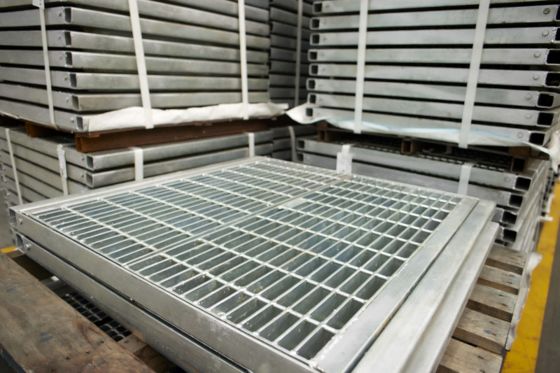 پله های نرده ای فولادی کربنی برای پله های نرده ای با جوشکاری میله تخت