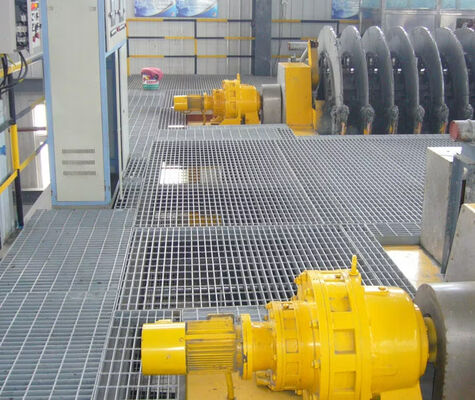 نرده فولادی گالوانیزه مقاوم در برابر خوردگی با فاصله میله های متقاطع 38/50/76/100 میلی متر و گرید A36 برای استفاده در مسیرهای ورودی و صنعتی