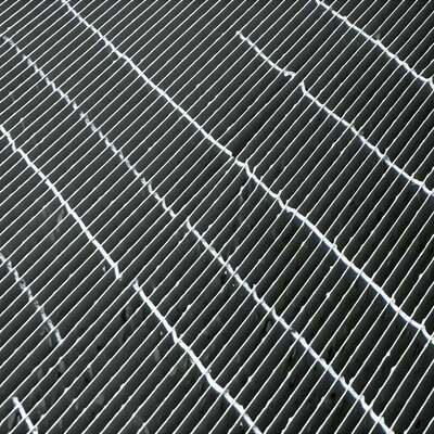 سکوی مشبک فولادی گالوانیزه گرم با خواص ضد خوردگی و طرح‌های قابل تنظیم برای مصارف صنعتی