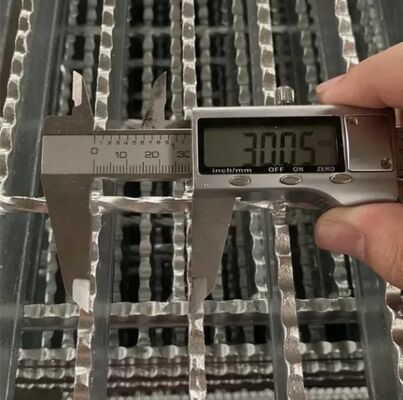 شبکه های فولادی گالوانیزه گرم با سطح دنده دار برای تخلیه صنعتی