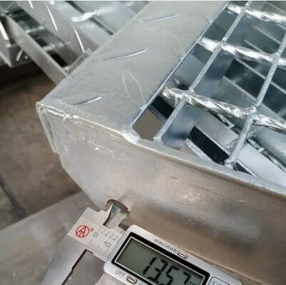 پله های فولادی گالوانیزه سنگین و مقاوم در برابر خوردگی با سطح ضد لغزش برای گذرگاه های ایمن