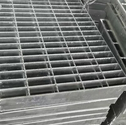 توری فولادی مقاوم در برابر لغزش سنگین گالوانیزه برای پیاده روها و سکوهای صنعتی