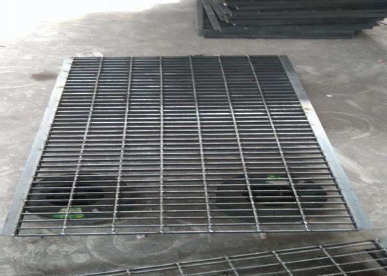 SGS Metal Grates For Driveways / Gutter مستطیل 50 / 100mm پیست پیچ خورده