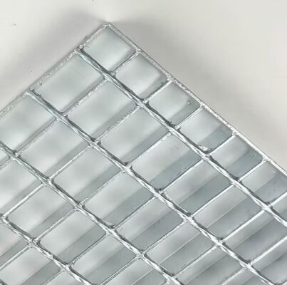 نرده فولادی گالوانیزه گرم نورد شده با میله باربر 25x3 برای سکوهای صنعتی
